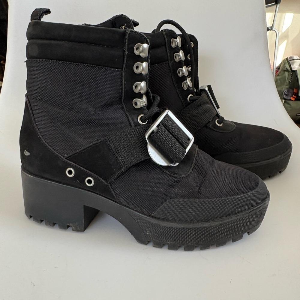 Steve Madden women’s grunge fashion lug sole heel boot black size 5